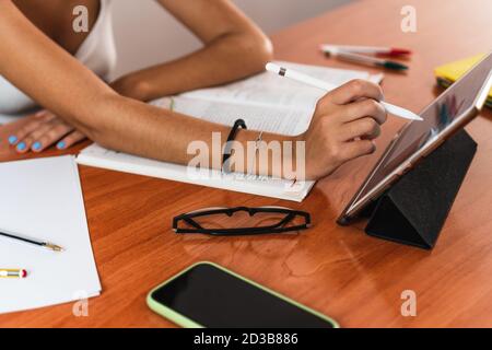 Studentessa che fa lezioni online Foto Stock