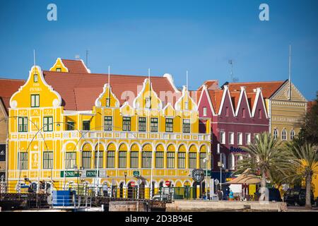 Curacao Willemstad, Queen Emma bridge pontone e coloniali case mercantili fodera Handelskade lungo Punda il waterfront Foto Stock