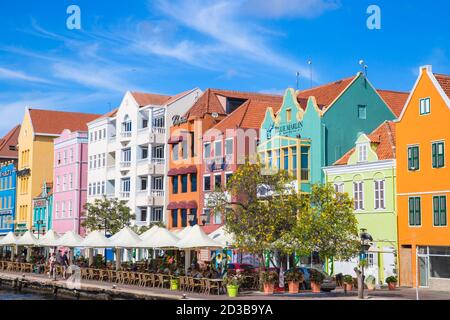 Curacao Willemstad, coloniale case mercantili fodera Handelskade lungo Punda il waterfront Foto Stock