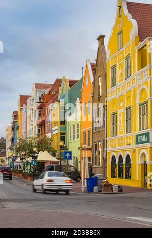 Curacao Willemstad, coloniale case mercantili fodera Handelskade lungo Punda il waterfront Foto Stock