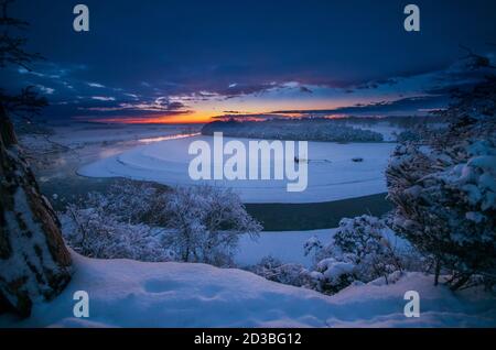 Tramonto invernale sul fiume Tweed guardando oltre il confine In Scozia a Ladykirk Foto Stock