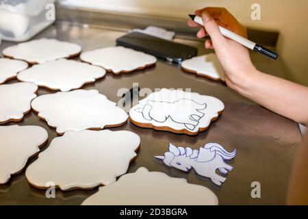 Disegni sui cookie. Fare dolci. Pittura di cottura. Foto Stock