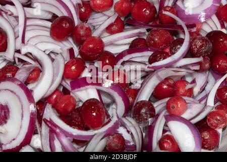 Cipolle rosse tagliate a fette e tritate, preparazione del cibo. Foto Stock