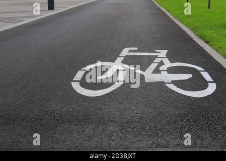 Cartello bianco disegnato sull'asfalto. Pista ciclabile separata per ciclisti, trasporto urbano ecologico per lo sport . Dnepropetrovsk, Dnipro Foto Stock