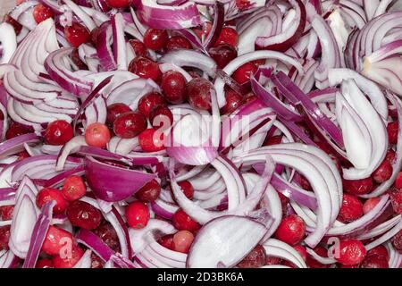 Cipolle rosse tagliate a fette e tritate, preparazione del cibo. Foto Stock