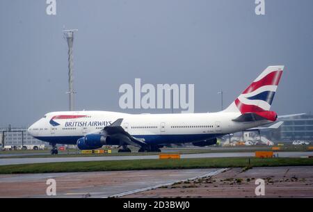 Aircraft G-CIVY, uno degli ultimi due British Airways Boeing 747-400, si prepara a decollo alla sua partenza finale dall'aeroporto di Heathrow, Londra. Il ritiro della flotta è stato anticipato in seguito all'impatto che la pandemia di Covid-19 ha avuto sul settore aereo e aereo. Foto Stock