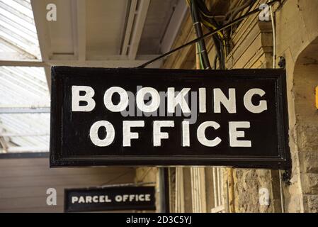 Vintage Booking ufficio segno sulla piattaforma a Hebden Bridge Railway Station, Yorkshire, UK Foto Stock