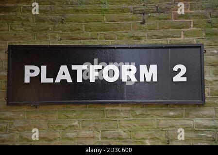 Vintage Platform 2 sulla piattaforma alla stazione ferroviaria di Hebden Bridge, Yorkshire, Regno Unito Foto Stock