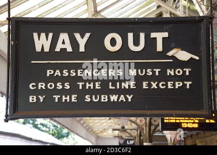 Vintage Way out con un dito che punta sulla piattaforma alla stazione ferroviaria di Hebden Bridge, Yorkshire, Regno Unito Foto Stock