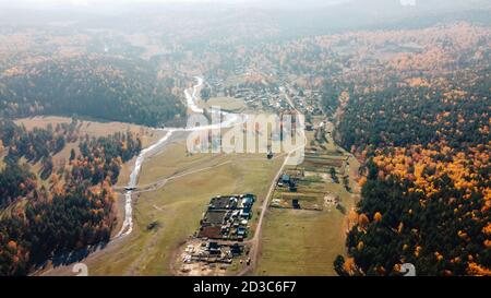 La bella campagna nella natura selvaggia tra le montagne, gli alberi in autunno. Riserva naturale, area protetta. Casa vacanze. Foto dal drone Foto Stock