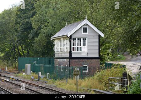 Scatola di segnalazione vittoriana, ancora in uso quotidiano, presso la stazione ferroviaria di Hebden Bridge, Yorkshire, Regno Unito Foto Stock