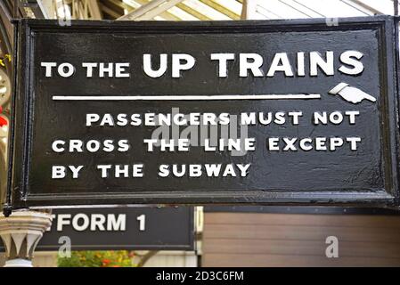 I treni Vintage to the Up indicano con le dita la direzione sulla piattaforma alla stazione ferroviaria di Hebden Bridge, Yorkshire, Regno Unito Foto Stock