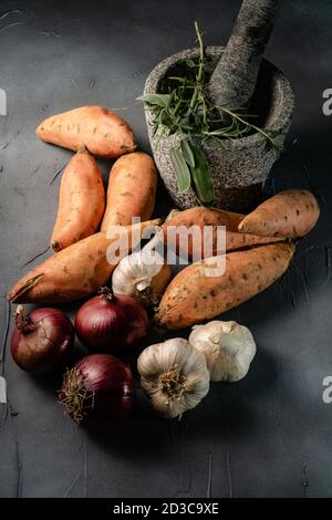 patate dolci, cipolla rossa e aglio Foto Stock