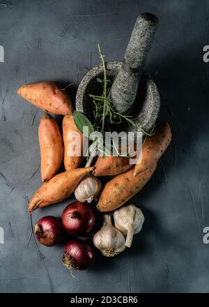 patate dolci, cipolla rossa e aglio Foto Stock