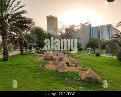Famoso parco della Corniche della città di Abu Dhabi, Emirati Arabi Uniti - splendido parco moderno al tramonto - vista senza stress Foto Stock
