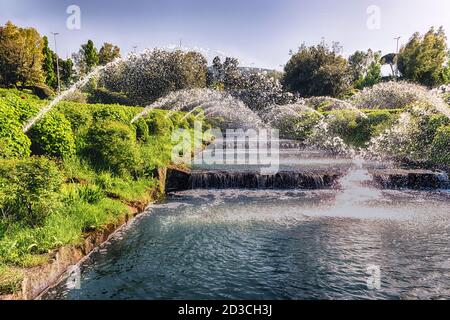 Scenic fontana vicino la EUR lago artificiale, moderno quartiere a sud di Roma, Italia Foto Stock