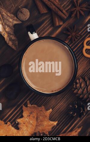 Composizione vista dall'alto con tazza di cioccolata calda in stile vintage e decorazione da foglie d'autunno, ghiande e castagne Foto Stock