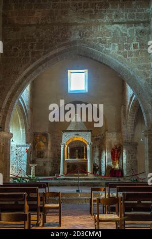 Ciborio di pietra, uno dei pochi esempi di arte pre-romanica in Toscana, nella chiesa di Santa Maria maggiore a Sovana, Sovana, Grosseto, Toscana, Foto Stock