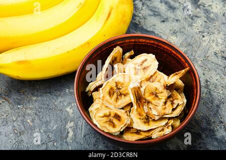 Banana matura fresca ed essiccata. Chip di banana disidratata Foto Stock
