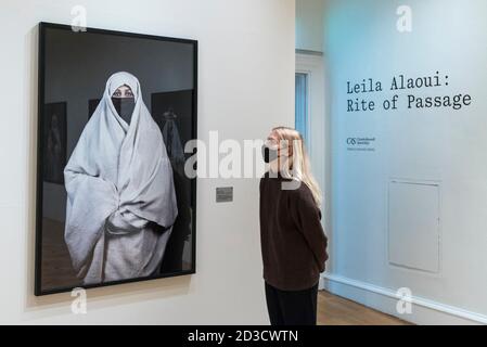 Londra, Regno Unito. 8 ottobre 2020. Un membro dello staff vede 'Essaouira', 2012, di Leila Alaoui in anteprima di Leila Alaoui: Rito di passaggio a Somerset House. La mostra è la prima grande retrospettiva britannica di opere del celebre fotografo, video artista e attivista francese-marocchino scomparso, ucciso a 33 anni dopo aver subito lesioni durante un attacco terroristico in Burkina Faso mentre era in corso un incarico fotografico per Amnesty International. La mostra si svolge dal 11 ottobre 2020 al 28 febbraio 2021. Credit: Stephen Chung / Alamy Live News Foto Stock