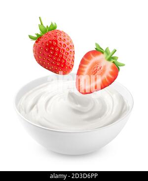 Fragola che cade nel latte, panna acida, yogurt, isolato su sfondo bianco, percorso di ritaglio, piena profondità di campo Foto Stock