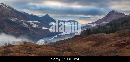 Immagine panoramica cucita di Loch Leven e del Pap of Glencoe con nebbia ondulata dall'alto di Kinlochleven, Lochaber, Scottish Highlands, Scozia. Vino Foto Stock