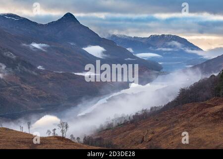 Loch Leven e il Pap of Glencoe con nebbia ondulata dall'alto di Kinlochleven, Lochaber, Scottish Highlands, Scozia. Inverno (Dicembre 2019 Natale D Foto Stock