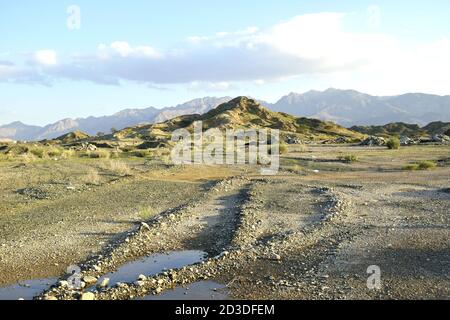 Oman villaggio strada e montagne. Strade sterrate. Trazione integrale. Foto Stock