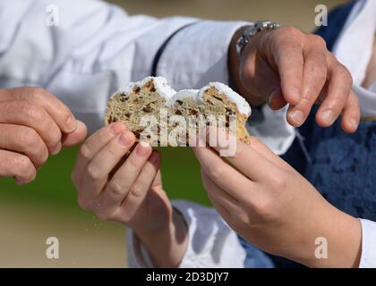 Dresda, Germania. 8 ottobre 2020. Johanna Meitzner, la 26a Dresden Stollen Girl, viene presentata con un pezzo di Stollen di Natale durante la sua esibizione nel Pillnitz Palace Park. L'apprendista fornaio di 21 anni è l'ambasciatore dello Stollen di Natale di Dresda per la durata di un anno a nome dei Dresden Stollen Bakers. Credit: Robert Michael/dpa-Zentralbild/dpa/Alamy Live News Foto Stock