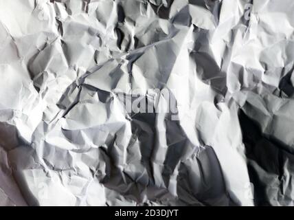 Primo piano grana carta bianca arricciata. Disposizione piatta, vista dall'alto Foto Stock