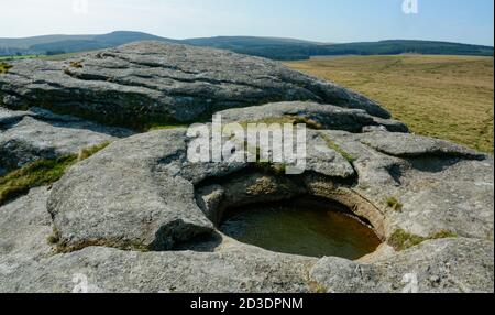 Bacino naturale di roccia a Kestor Rock su Dartmoor Foto Stock