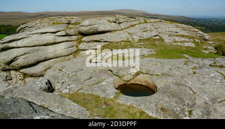 Bacino naturale di roccia a Kestor Rock su Dartmoor Foto Stock