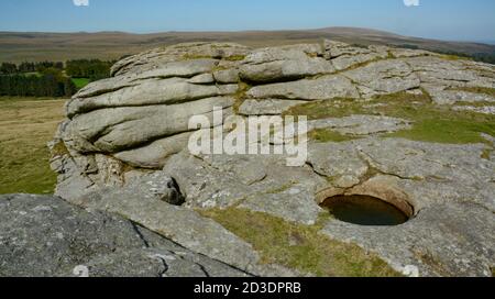 Bacino naturale di roccia a Kestor Rock su Dartmoor Foto Stock