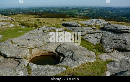 Bacino naturale di roccia a Kestor Rock su Dartmoor Foto Stock