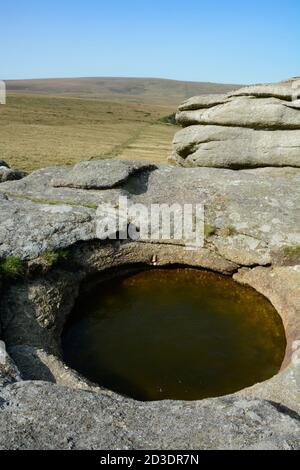 Bacino naturale di roccia a Kestor Rock su Dartmoor Foto Stock