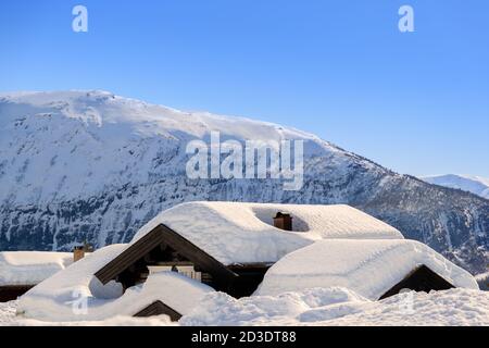 STRYN, NORVEGIA - 2018 MARZO 29. Cabina coperta di neve in inverno. Foto Stock