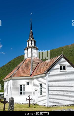 STORDAL, NORVEGIA - 2016 GIUGNO 12. La bianca vecchia chiesa in legno Stordal o la Rosekyrkja costruita nel 1789 Foto Stock