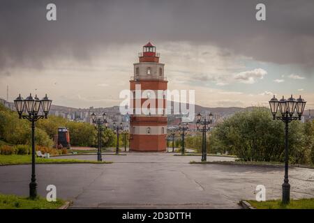 MURMANSK, RUSSIA - 2014 settembre. Torre faro memoria dei marinai che sono morti in tempo di pace. Nuvole scure sullo sfondo. Foto Stock