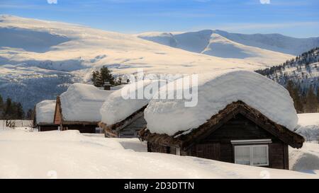 STRYN, NORVEGIA - 2018 MARZO 29. Tradizionale cottage norvegese completamente coperto dalla neve. Foto Stock