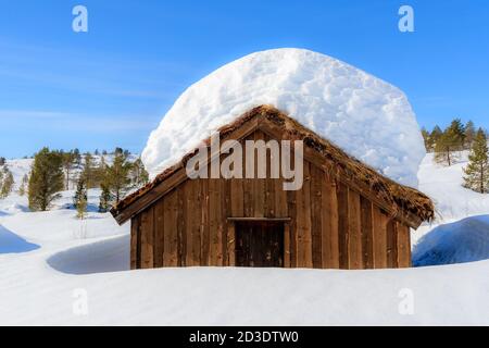 STRYN, NORVEGIA - 2018 MARZO 29. Fattoria in un paesaggio rurale invernale con neve e gelo. Foto Stock