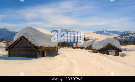 STRYN, NORVEGIA - 2018 MARZO 29. Cottage con molta neve sul tetto. Foto Stock