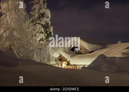 STRYN, NORVEGIA - 2014 DICEMBRE 19. Cottage norvegese con copertura con neve a Stryn. Foto Stock