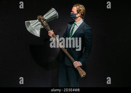 BONHAMS KNIGHTSBRIDGE LONDRA, REGNO UNITO, OTTOBRE 2020. Un assistente di Bonhams detiene la prop di Thor's Stormbreaker AX utilizzata in Avengers: Infinity War (2018) di Marvel Studios e The Avengers: Endgame (2019). Stima: £15,000-20,000 come parte della vendita di memorabilia di intrattenimento.tutti i proventi della vendita andrà a sostenere l'attività di beneficenza di BAFTA tutto l'anno, che è focalizzata sulla ricerca e sul sostegno di nuovi e esistenti talenti nel Regno Unito e a livello internazionale. La vendita avrà luogo giovedì 8 ottobre. Credit: amer Ghazzal/Alamy Live News Foto Stock