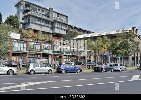 AUCKLAND, NUOVA ZELANDA - 05 aprile 2019: Auckland / Nuova Zelanda - 5 aprile 2019: Pole Apartment building e piccole imprese allo Strand Foto Stock