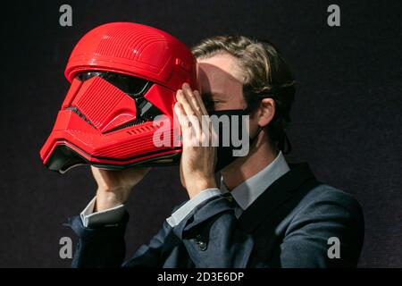 BONHAMS KNIGHTSBRIDGE LONDRA, REGNO UNITO, OTTOBRE 2020. Un assistente di Bonhams tiene LE STELLE L'AUMENTO DEL CASCO SKYWALKER - SITH TROOPER, stima: £20,000-30,000 come parte della vendita di memorabilia di intrattenimento. Tutti i proventi della vendita andrà a sostenere l'attività caritativa di BAFTA tutto l'anno, che è focalizzata sulla ricerca e il sostegno di nuovi e esistenti talenti nel Regno Unito e a livello internazionale. La vendita avrà luogo giovedì 8 ottobre. Credit: amer Ghazzal/Alamy Live News Foto Stock