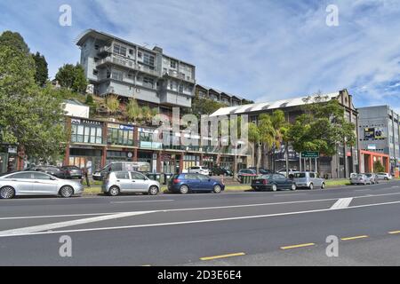 AUCKLAND, NUOVA ZELANDA - 05 aprile 2019: Auckland / Nuova Zelanda - 5 aprile 2019: Pole Apartment building e piccole imprese allo Strand Foto Stock