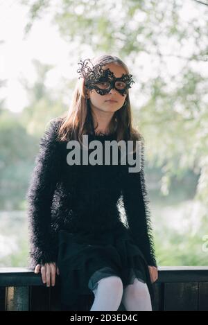 bionda ragazza all'aperto. Halloween. Ragazza adolescente nel parco. Ragazza in una maschera mascherata. Ritratto di una bella ragazza adolescente Foto Stock