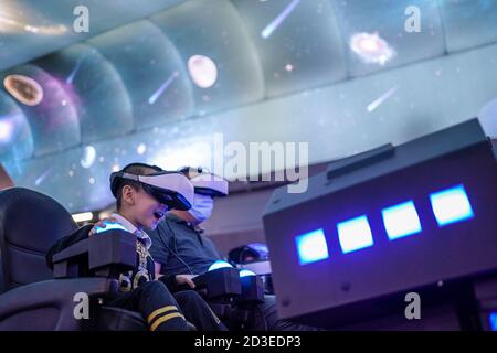 (201008) -- SUZHOU, 8 ottobre 2020 (Xinhua) -- i viaggiatori si divertono nella sala della scienza e della tecnologia nell'area di servizio della superstrada Yangchengu lungo la superstrada Shanghai-Nanjing a Suzhou, nella provincia di Jiangsu, 8 ottobre 2020. Traendo ispirazione dai dipinti di Wu Guanzhong, un importante pittore cinese contemporaneo, l'area di servizio ha restaurato il fascino estetico e storico delle città lungo il fiume nella regione del delta del fiume Yangtze con i suoi paesaggi acquatici, archi arrotondati, pareti bianche e piastrelle nere. Jiangsu ha iniziato a migliorare la sua autostrada serv Foto Stock