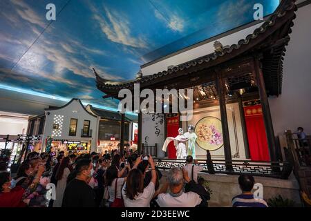 (201008) -- SUZHOU, 8 ottobre 2020 (Xinhua) -- i viaggiatori guardano la Kunqu Opera nell'area di servizio della superstrada Yangchengu lungo la superstrada Shanghai-Nanjing a Suzhou, nella provincia di Jiangsu della Cina orientale, 8 ottobre 2020. Traendo ispirazione dai dipinti di Wu Guanzhong, un importante pittore cinese contemporaneo, l'area di servizio ha restaurato il fascino estetico e storico delle città lungo il fiume nella regione del delta del fiume Yangtze con i suoi paesaggi acquatici, archi arrotondati, pareti bianche e piastrelle nere. Jiangsu ha iniziato a migliorare le sue aree di servizio autostradali nel 2016 e ha Foto Stock