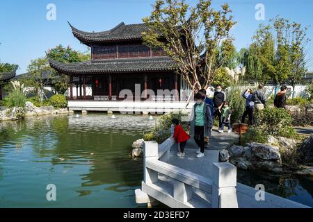 (201008) -- SUZHOU, 8 ottobre 2020 (Xinhua) -- i viaggiatori visitano l'area di servizio della superstrada Yangchengu lungo la superstrada Shanghai-Nanjing a Suzhou, nella provincia di Jiangsu della Cina orientale, 8 ottobre 2020. Traendo ispirazione dai dipinti di Wu Guanzhong, un importante pittore cinese contemporaneo, l'area di servizio ha restaurato il fascino estetico e storico delle città lungo il fiume nella regione del delta del fiume Yangtze con i suoi paesaggi acquatici, archi arrotondati, pareti bianche e piastrelle nere. Jiangsu ha iniziato a migliorare le sue aree di servizio autostradali nel 2016 e ha costruito diversi i Foto Stock